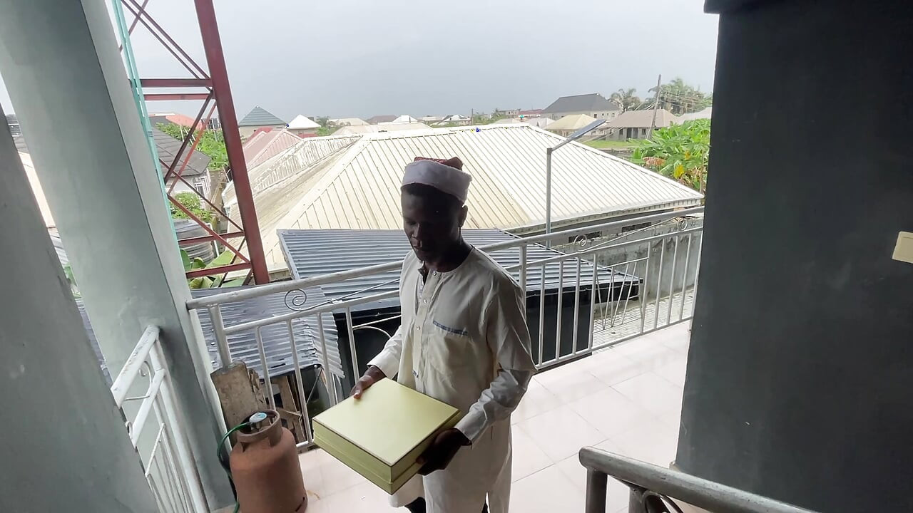 Eu tenho sentimentos pela minha esposa chefe, então eu trouxe um presente para ela