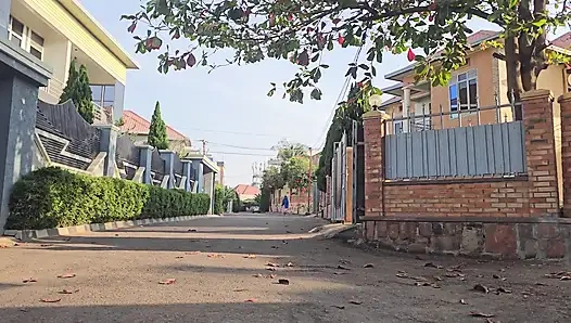 ARAP KıZ YOLUN YANıNDA DıŞARı FıŞKıRTMAYA ÇALıŞıYOR