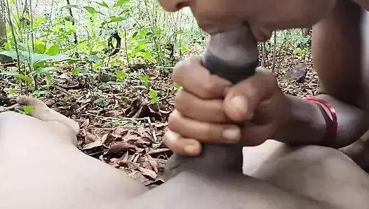 Индийская десси-девушка трахается в рот со своим сводным братом в лесу, подруга глубоко заглатывает черный хуй ее бойфренда