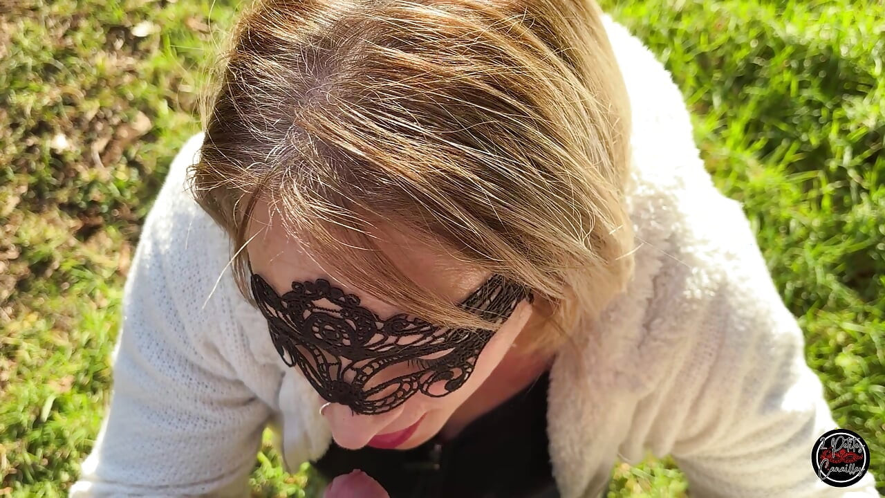 Ova prekrasna milf mi puši u šumi i sve guta