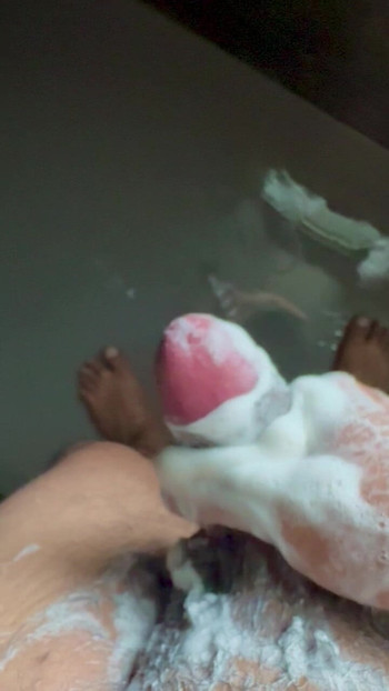 玩弄性感的鸡巴并享受