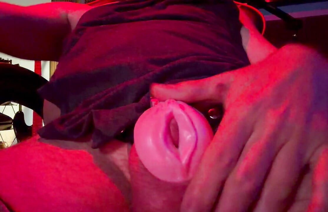 Orgazm w Sissy Pussy Chastity Cage