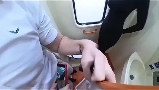 Adrenalin di kereta. Kepergok di toilet