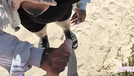 Schwangere frau wird von ihrem ehemann verlassen und masturbiert einen fremden am strand, ohne dass er es weiß, bis sie die ganze mi bekommt