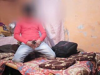 Indische jongen staright- homo jongen toont sperma geschoten met volledige kracht