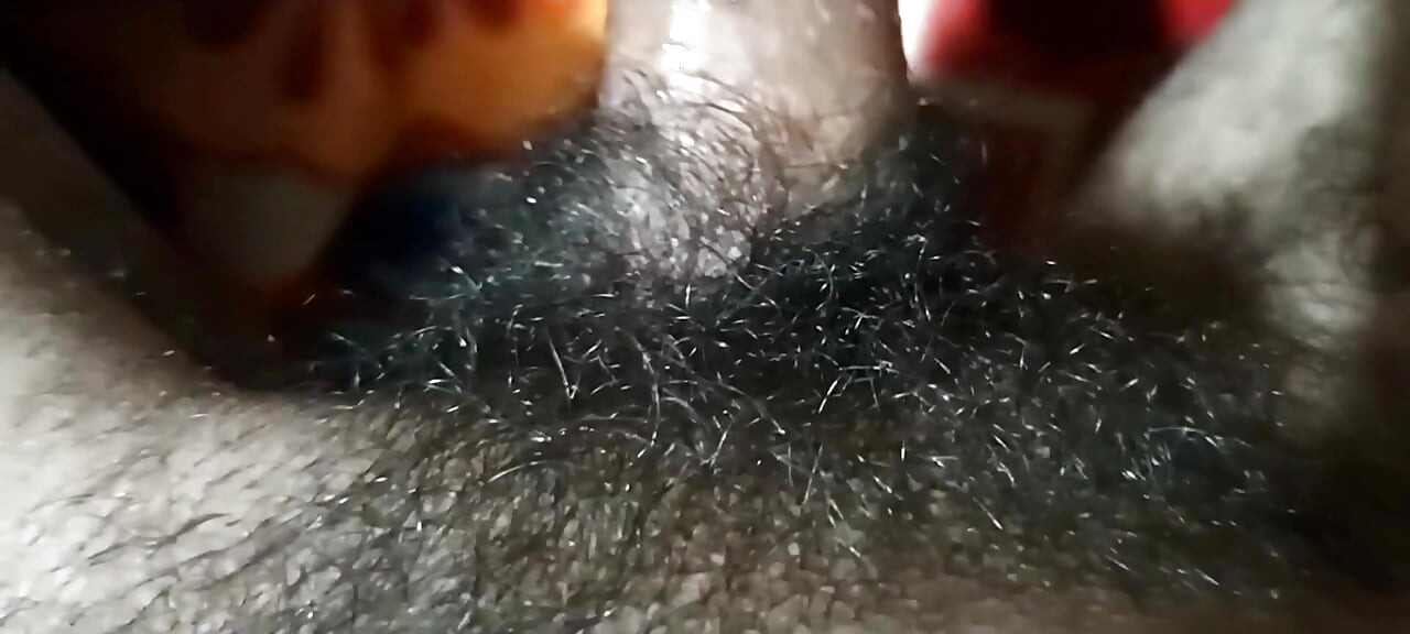 Fodendo a namorada virgem nepalesa na selva