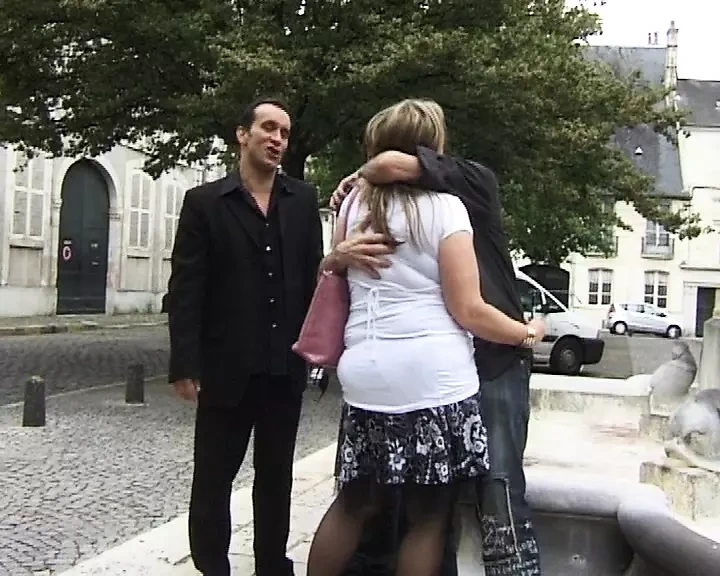 丰满的法国奶奶在热辣的3P中双插