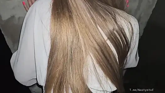 Sokakta yağmurda ilk randevuda orta yaşlı seksi kadınla anal sikiş. Gerçekten son derece