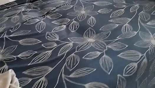 Otel odasında genç üvey kız kardeşimi izle. Beni yakaladılar ve duşta bana elle muamele çektiler