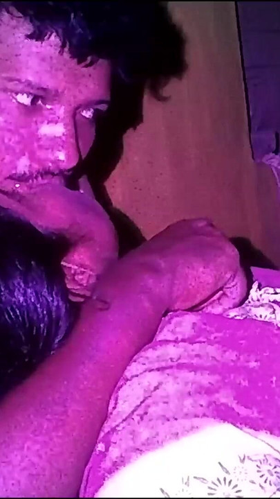 لحظة لا تنسى من "ربة منزل قرية هندية تظهر ثدييها الكبيرين"