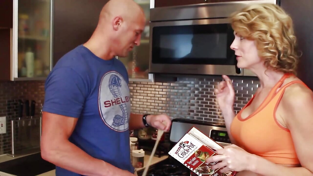 Cooking up HOT anal sex with Delia Delions