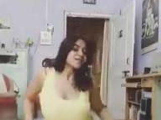 Sexy meisje danst in haar kamer 2.mp4