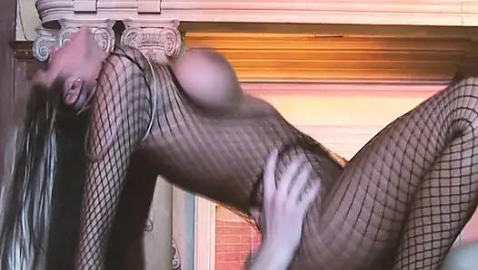 Открытая сцена женщин - 2_Sexy грудастая блондинка в нижнем белье наслаждается грубым сексом и камшотом на ее сиськи