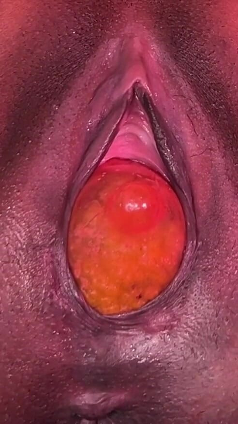 보지에 무작위로 음식을 넣는 마을 소녀의 2부 | 흑인 대물 자지와 섹스하는 흑인 대물