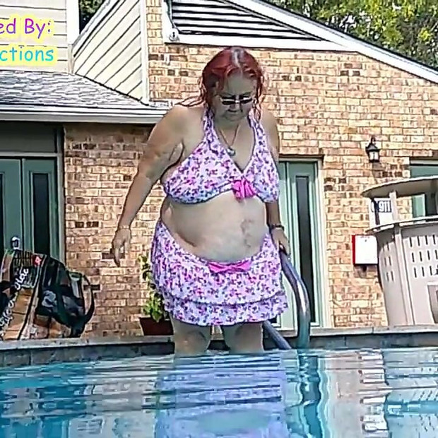 Medicinska sestra Vicki modelira svoj novi bikini pored bazena i tada ti pokazuje