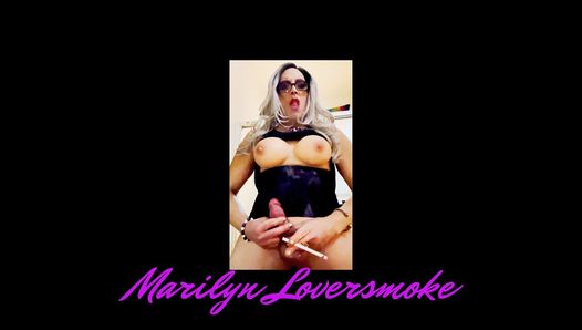 Trans Marilyn Maturbation курит фетиш, модель со спермой
