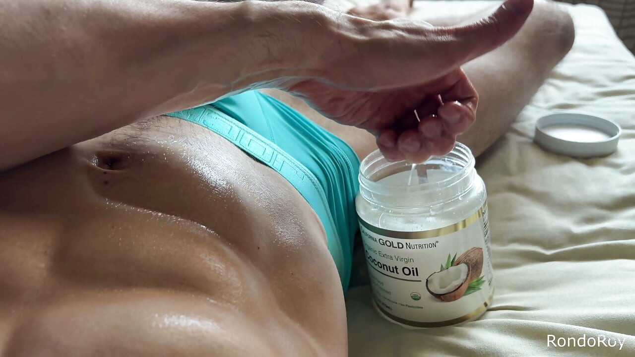 No puedo dejar de tocar mi perfecto cuerpo aceitoso hasta que me corro