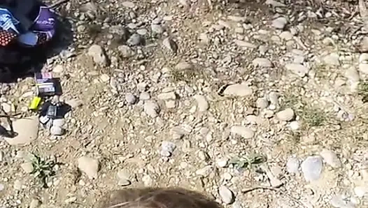 Cewek itu nyepong kontolnya di pinggir air