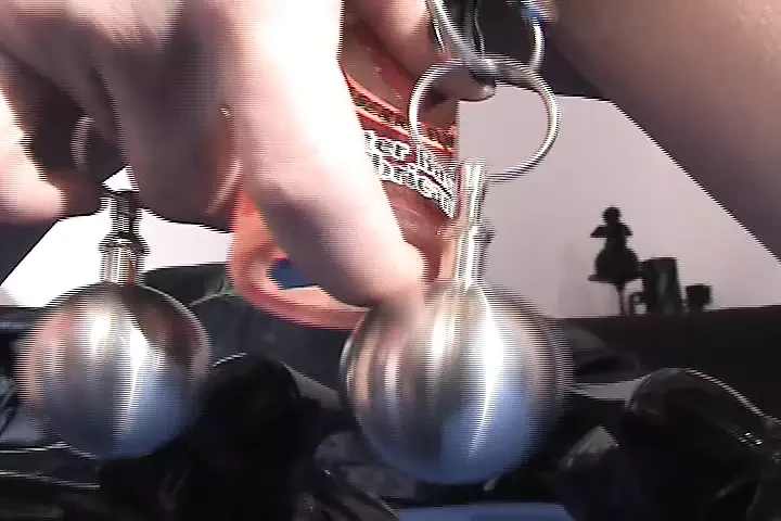 Une nana allemande sauvage punit son corps incroyable avec ses jouets