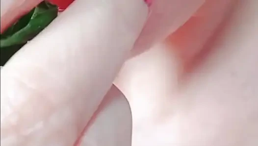 Sabrinahole, stroberi, pisang, krim asam dan mainan seks raksasa baru, di dalam buah persiknya yang berair