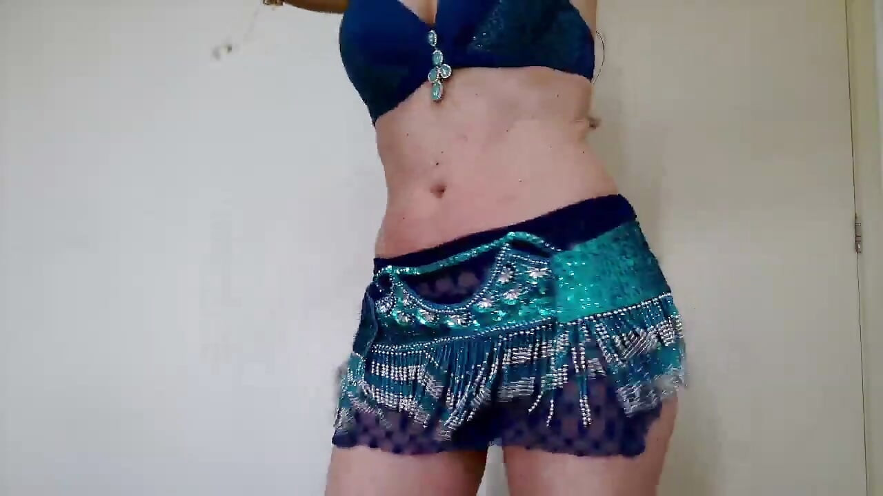 Miss Brasil sebagai penari perut Arab menari dan muncrat