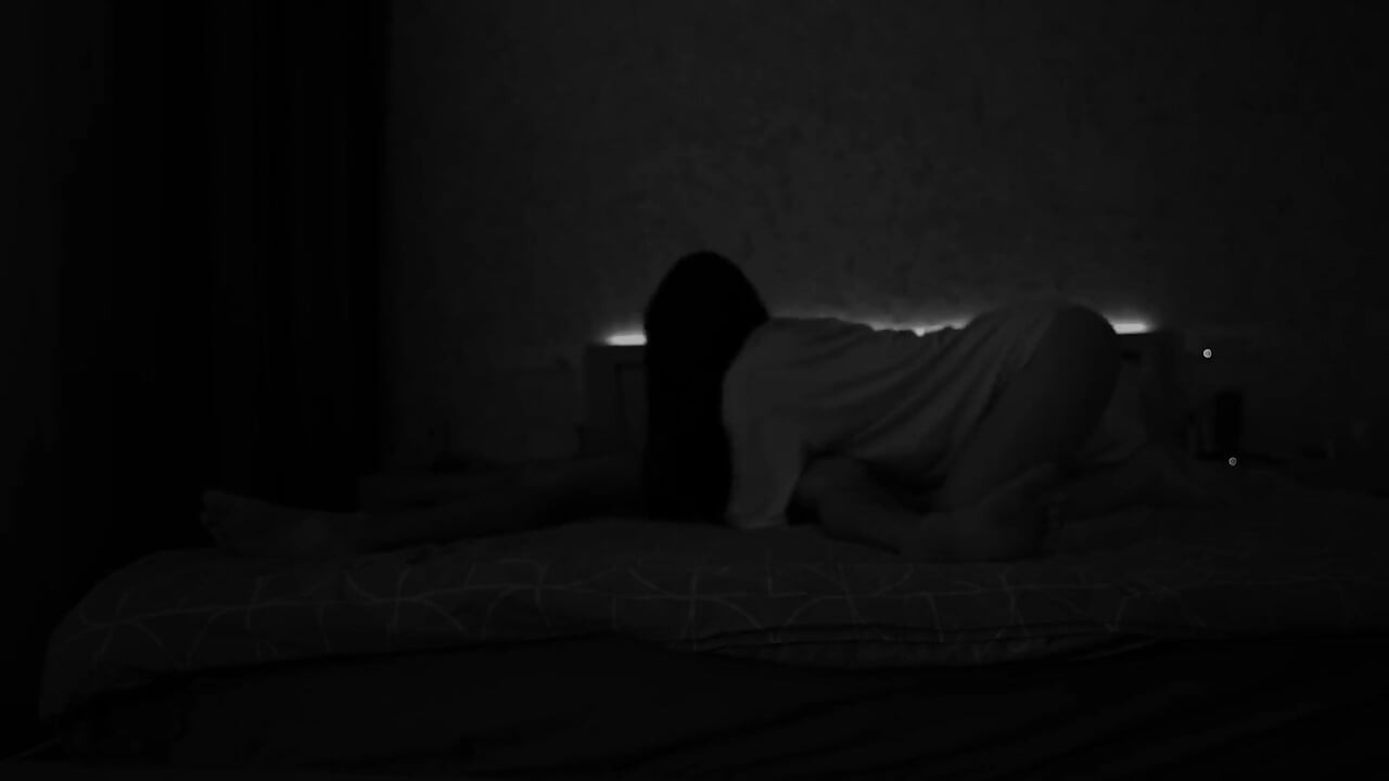 A szállodai kamera filmezi a csaló feleséget