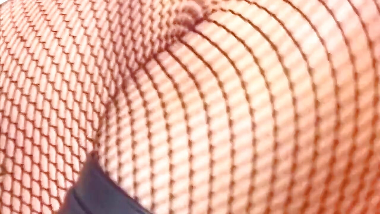 Mamă sexy blondă matură întinsă larg în futai dur în aer liber