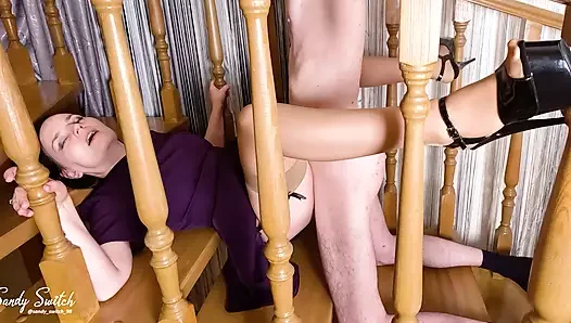 Wet muschi: heißer sex mit milf auf der treppe