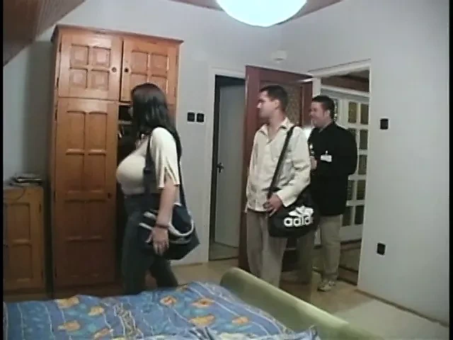 漂亮的超重宝贝和她的男朋友在他们的洞里得到鸡巴