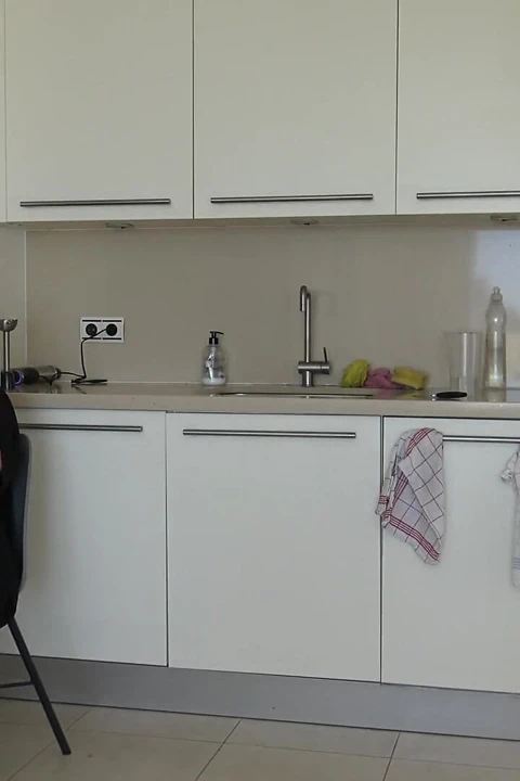 一个黎巴嫩荡妇打电话并自慰