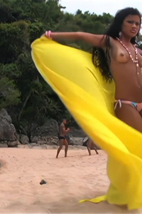 Tamnokose ljepotice uživaju u trojci s obješenim frajerom na plaži