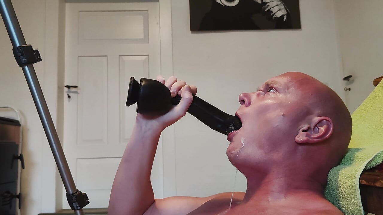 Self-abasement with DIldo