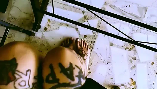 Mein schreibtisch, meine regeln, mein menschlicher hocker