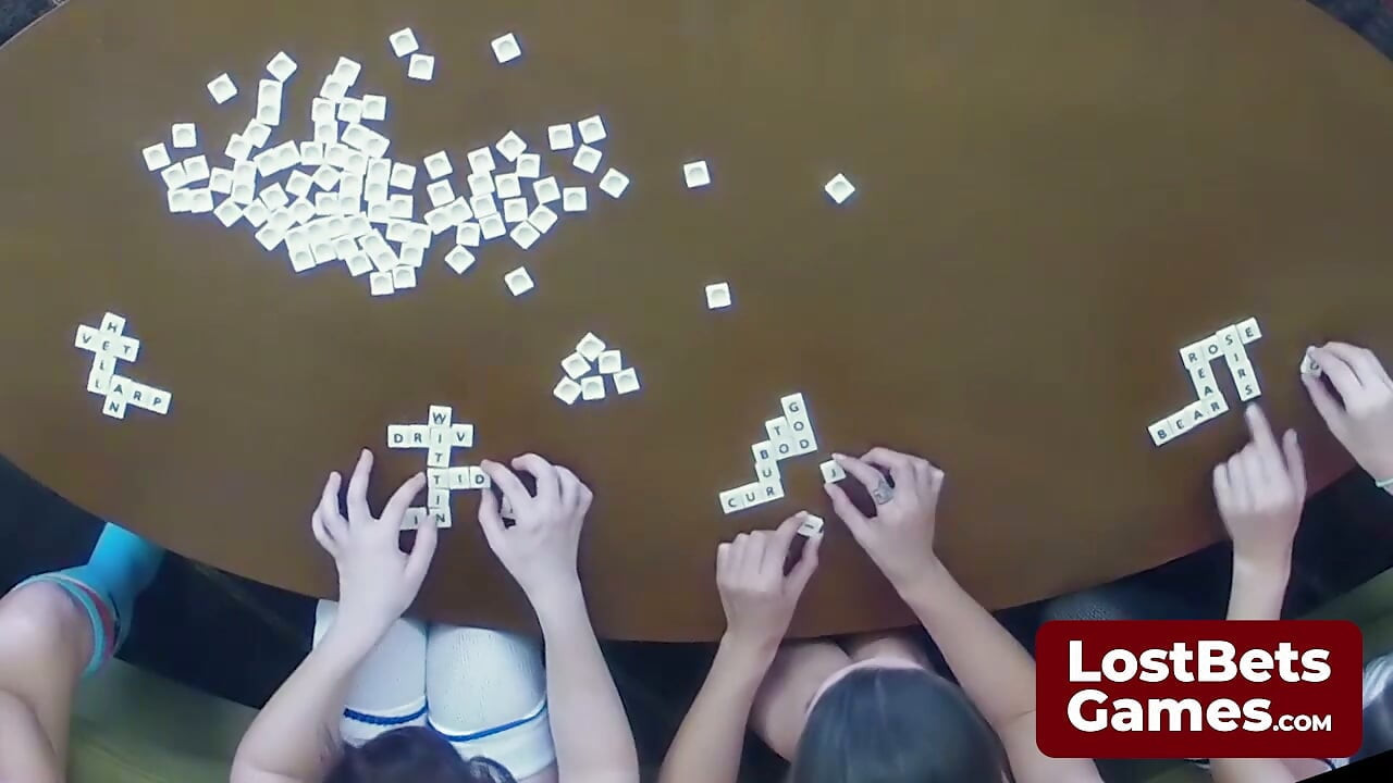 Isang ligaw na round ng Strip Profanagrams kasama ang 4 na seksi na manlalaro