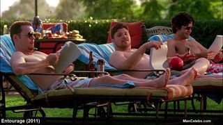L&#39;attore Adrian Grenier a torso nudo e scene di film sexy