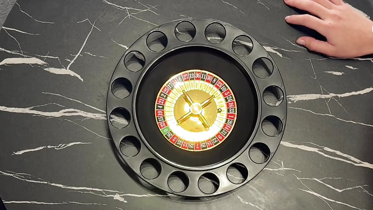 Две момичета, един мъж на Коледно парти с много сперма и безкраен кур, дразнене за предизвикателство за ръчна работа