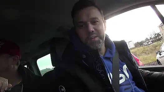 Blonde MILF lutscht guten schwanz im auto