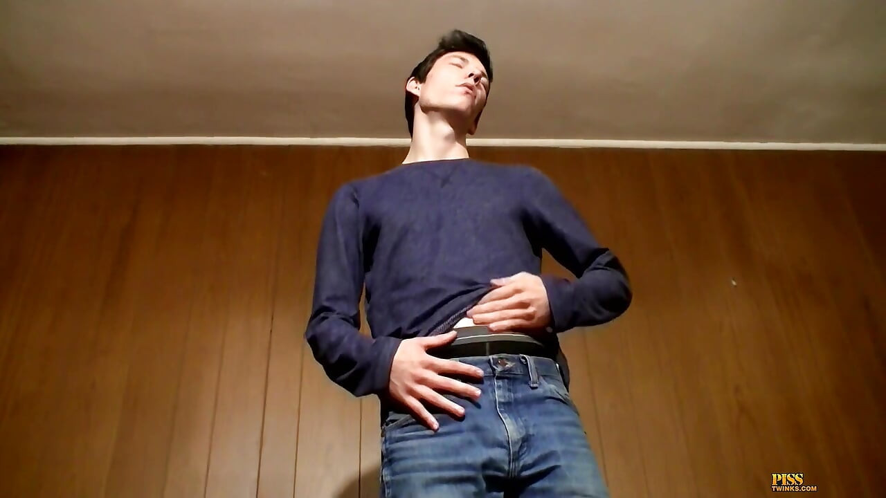 Cooper lagi asik muasin memeknya pakai kencing