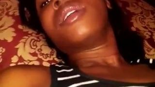 Chica haitiana masturbándose para amante casado