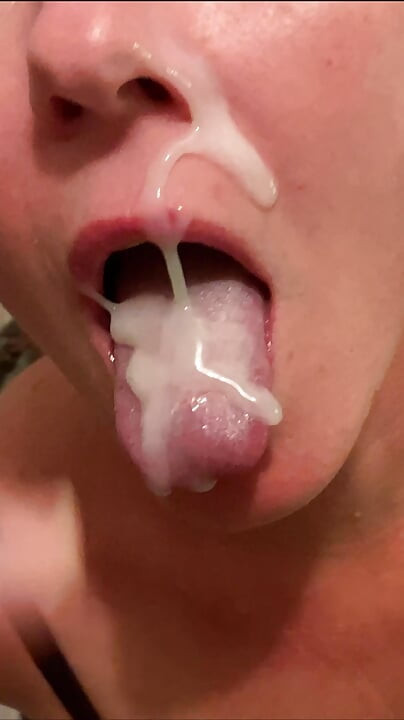 Kencing yang tidak sabar & menelan air mani gilf submisif