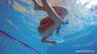 Gorąca owłosiona brunetka nastolatka w basenie nago