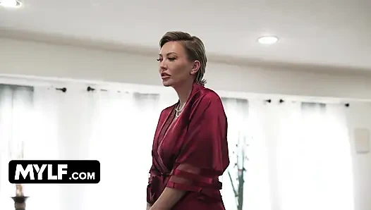 Demure ehefrau adira allure verliert die kontrolle, als der neue mitbewohner einzieht