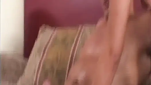 Baştan çıkarıcı esmer orta yaşlı seksi kadın oral ve sert sikişiyor