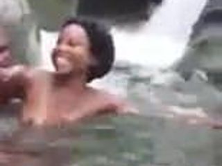 Pareja haitiana follando en el agua