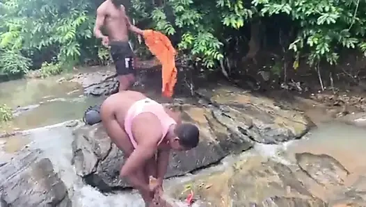 Wir sind zum fluss gegangen und haben soften sex
