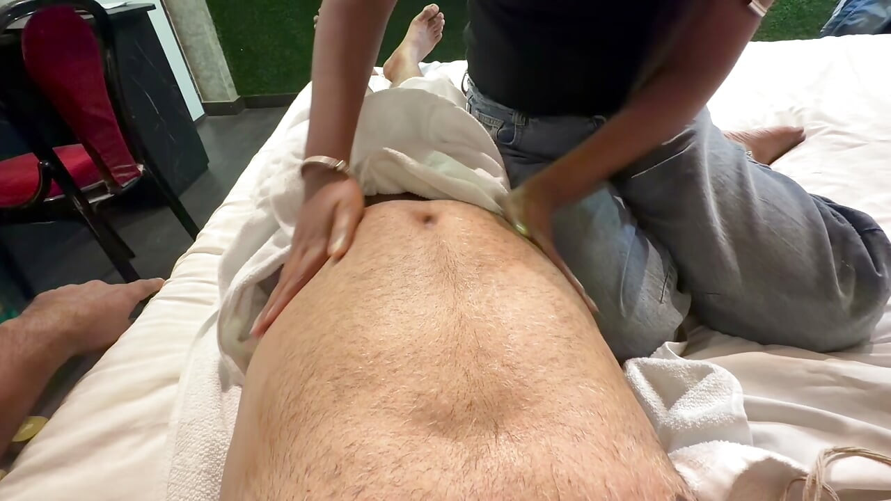 Massagem caseira indiana com loção corporal feita em casa com bhabi indiana