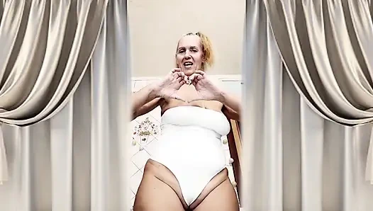 Горячая домохозяйка Лукерия флиртует в белом тугом боди и устраивает горячую мастурбацию.