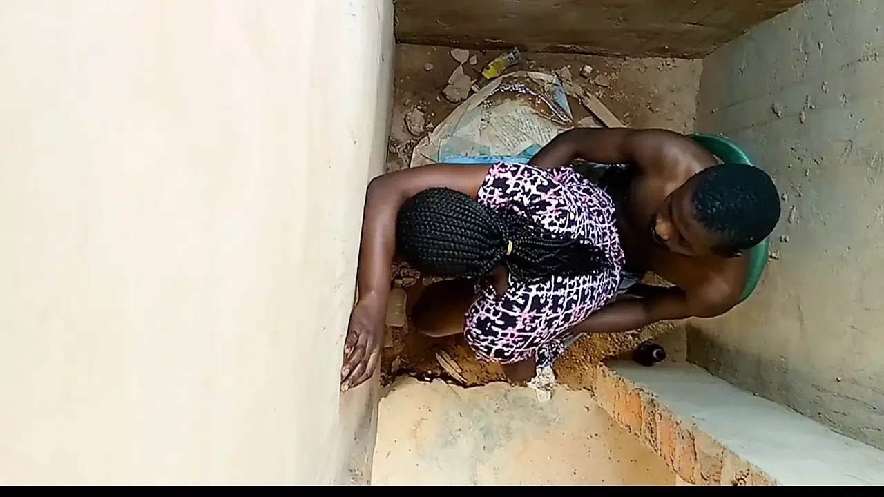 相机拍到漂亮女孩和她的保安做爱