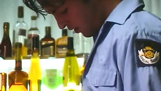 Крошка-блондинка пожирает член, затем дико вылизывают киску