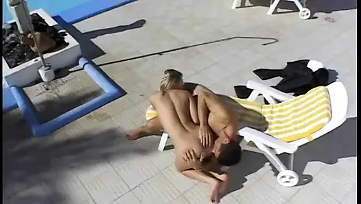 Wunderschöne blondine beim sonnenbaden wird ins gesicht gefickt und anal im freien
